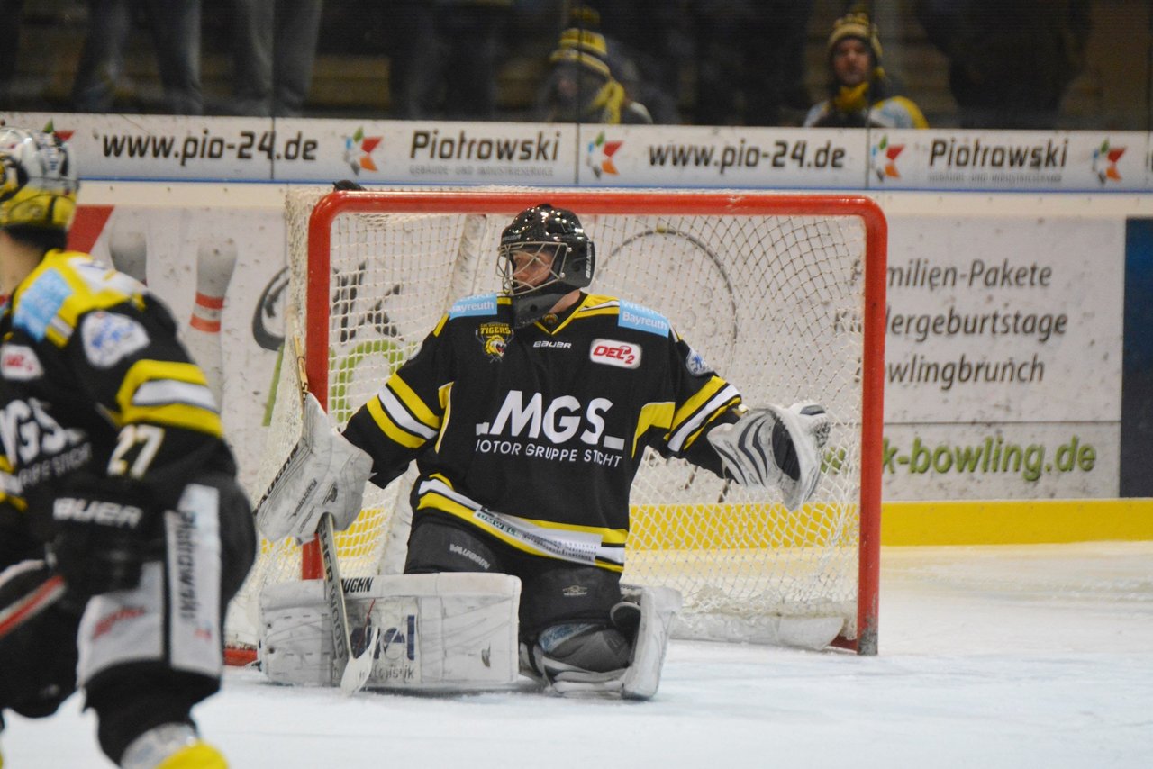Johannes_Wiedemann_-_DEL_2_-_EHC_Bayreuth_vs._EC_Kassel_Huskies_(2500x2100)_-_Bild_von_Rudi_Ziegler