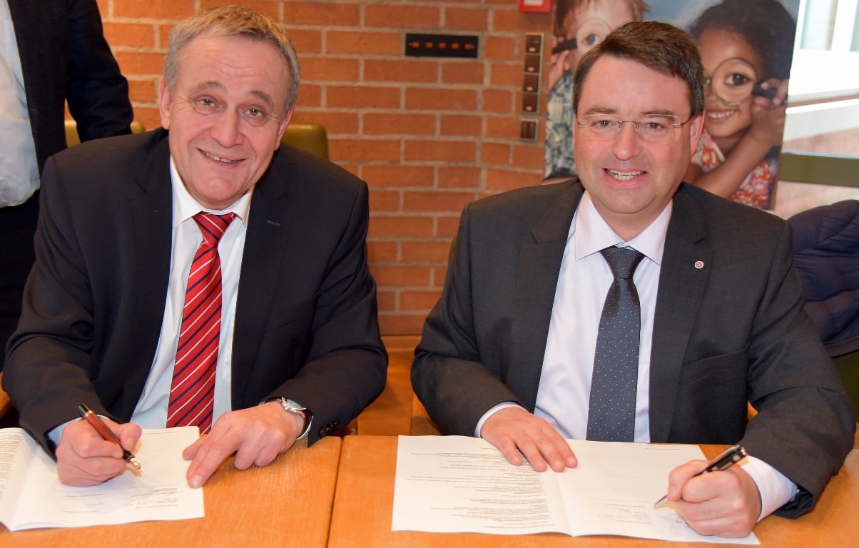 Jürgen Wilke Vertragsunterzeichnung Johanniter Kurt Seggewiß