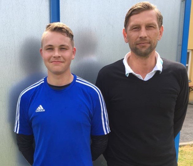 Junge Talente Fußball Sport SpVgg SV Weiden Christian Langendorf mit Trainer Andreas Scheler Bild Dagmar Nachtigall