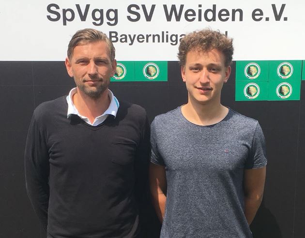 Junge Talente Fußball Sport SpVgg SV Weiden Jonas Heimerl mit Trainer Andreas Scheler Bild Dagmar Nachtigall