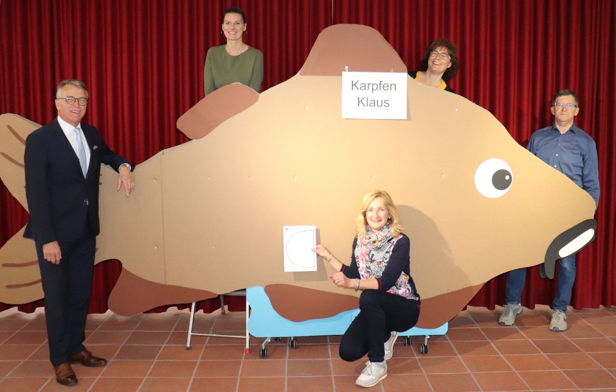 Karpfen Klaus Museumsquartier Tirschenreuth Bürgermeister Franz Stahl Leiterin Tourist-Info MQ Stefanie Süß, MQ-Mitarbeiter Herta Zölch, Erika Rahm, Hans Enslein