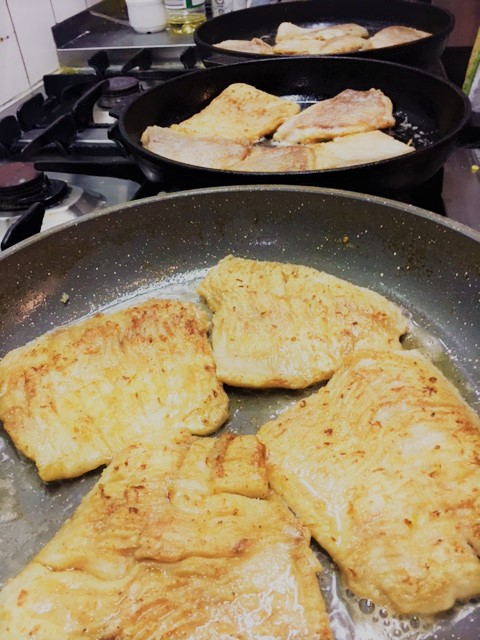 Karpfenfilet_bruzzelt_in_der_Pfanne___Fischhof_Bächer_Foto_Lena_Bächer