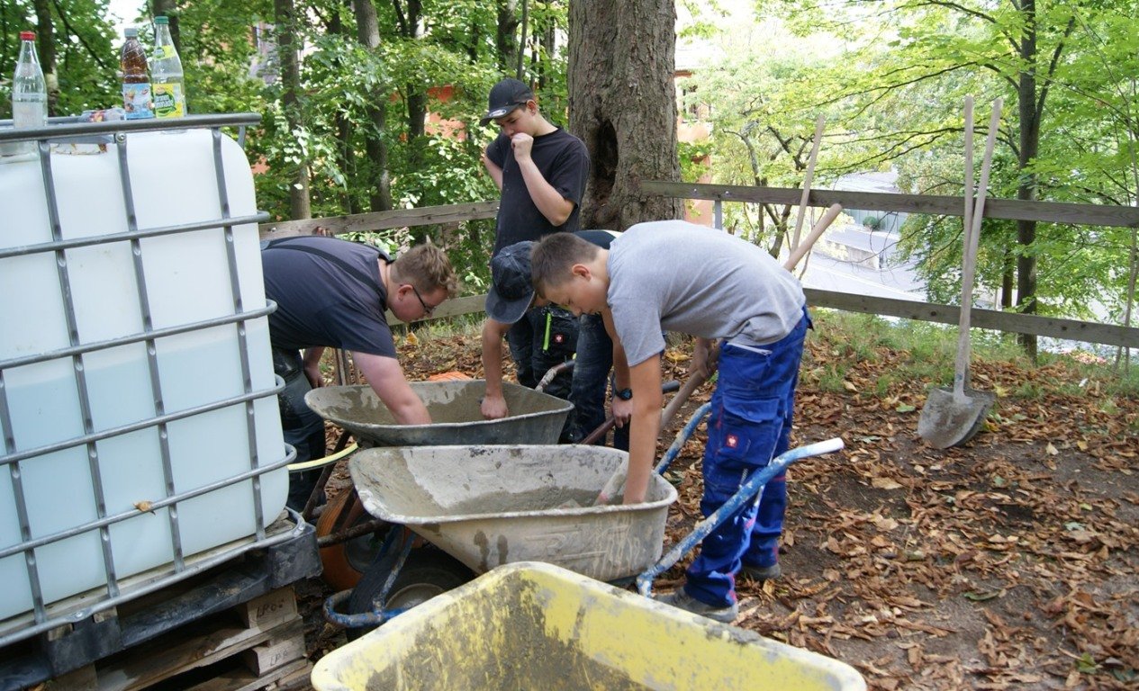 Kassecker_Auch_beim_Reinigen_der_Werkzeuge_nach_getaner_Arbeit_packten_die_Schüler_der_MS_Tirschenreuth_kräftig_an_kl