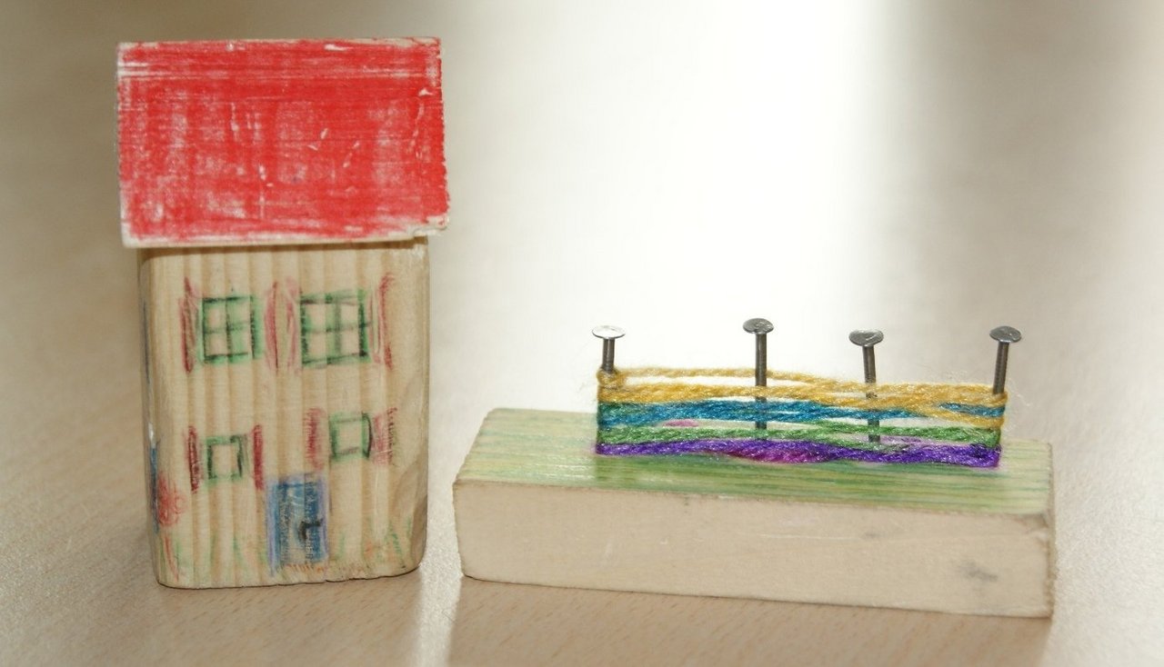 Kassecker_Baumeister_gesucht_Jedes_der_Kinder_baute_am_Vormittag_ein_Haus_mit_Garten_und_buntem_Zaun