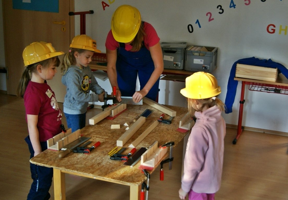 Kassecker_Baumeister_gesucht_Nicki_Nagel_mit_drei_fleißigen_Baumeisterinnen