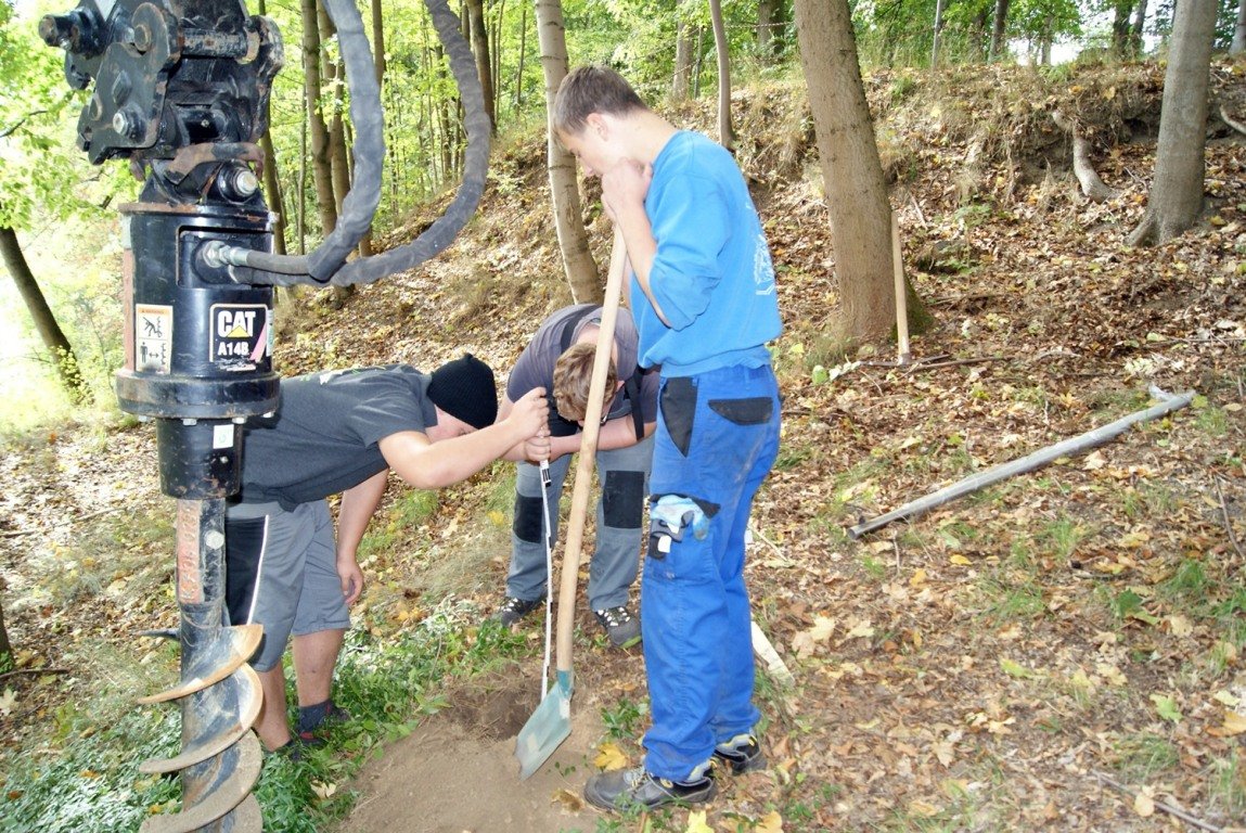 Kassecker_Schüler_der_MS_Tirschenreuth_beim_Ausheben_der_Fundamentlöcher_kl