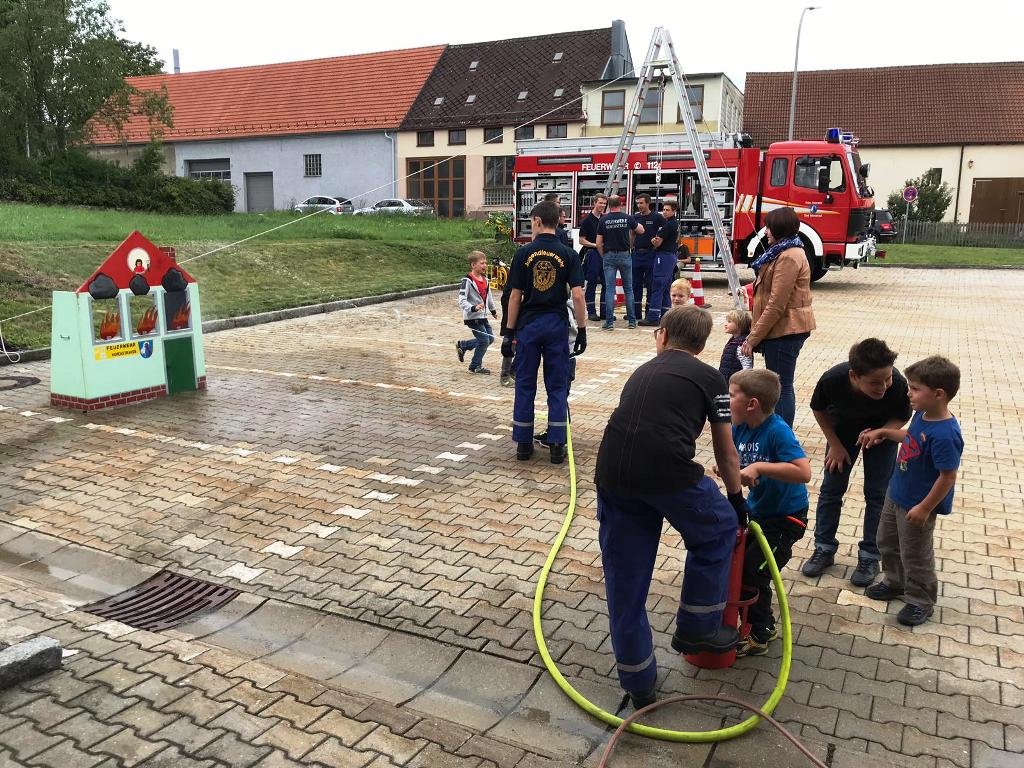 Kinder spielen Feuerwehr Vo (16)
