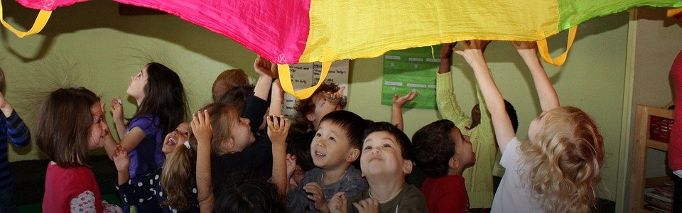 Kindergarten Betreuung Kinder bunt Schirm Gruppe Erziehung spielen