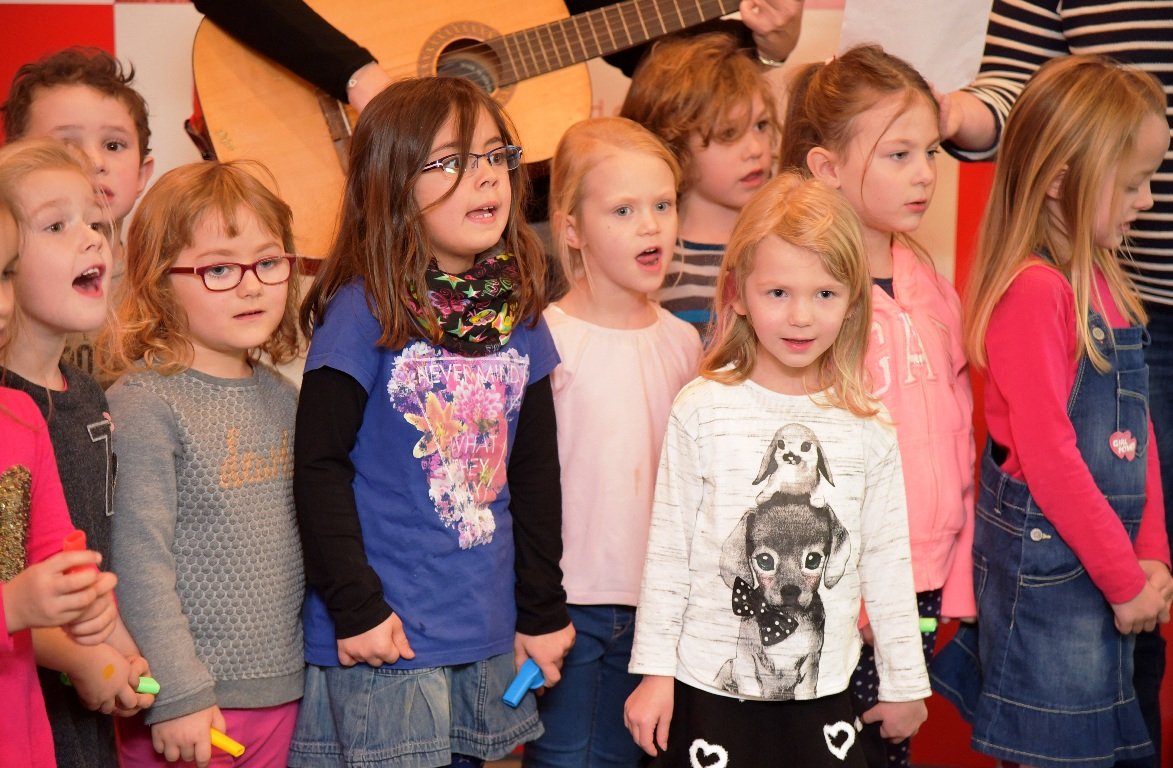 Kindergarten St. Dyonisius Auftritt Kinder Singen Gesang Gitarre