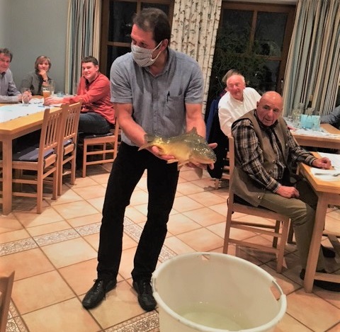 Klaus_Bächer_präsentiert_den_Karpfen___Fischhof_Bächer_Foto_Lena_Bächer