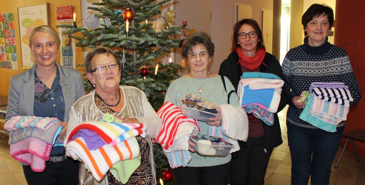 Kliniken Nordoberpfalz Frauengruppe SPD Waldsassen strickt für Frühchen
