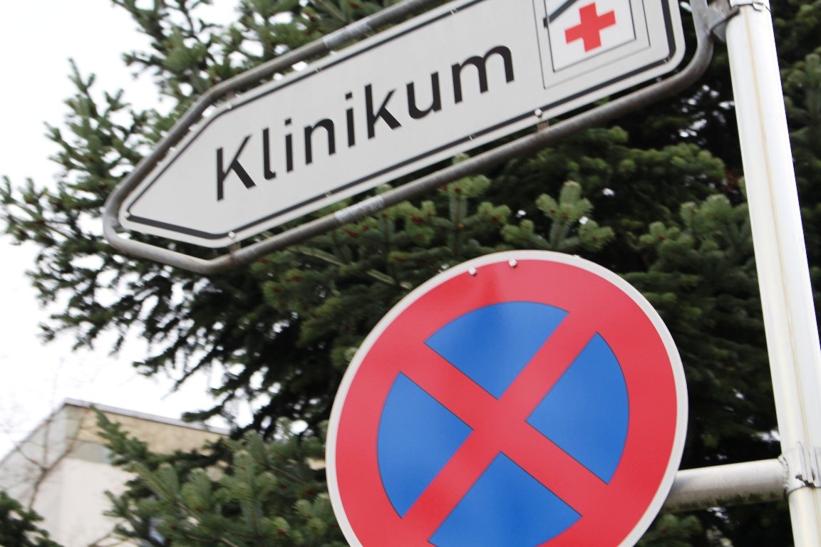 Klinikum Weiden, Symbol, Halteverbot, Schild, Straßenschild