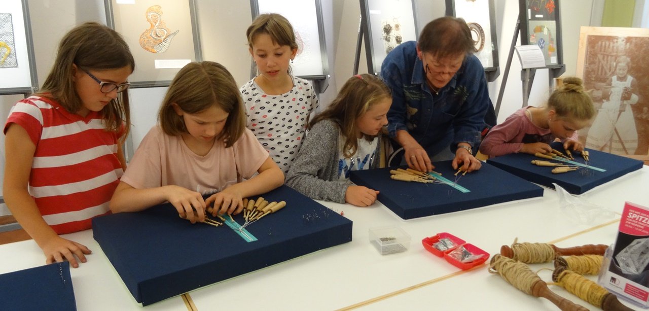 Klöppelkurs Museumsquartier Tirschenreuth Kinderkurs Bild Stadt Tirschenreuth
