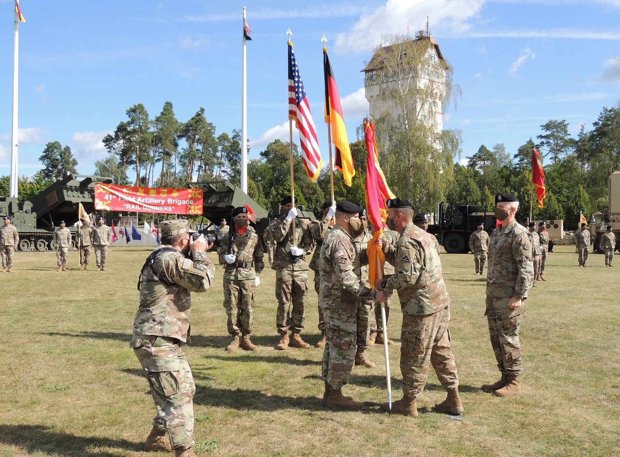 Kommandowechsel Oberst Daniel G. Miller neuer Kommandeur der 41. US-Feldartilleriebrigade Grafenwöhr Wechsel Kommando von Oberst Seth A. Knazovich Bild Gerald Morgens