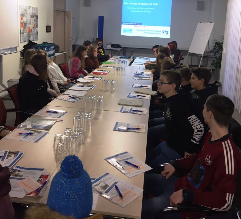 Konferenzraum_Bank Volksbank Raiffeisenbank Gustl-Lang-Wirtschaftsschule Weiden Umgang Geld