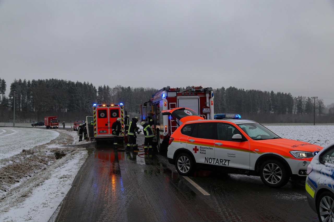 Konnersreuth_Unfall_191212-Auf glatter Fahrbahn abgekommen und auf dem Dach gelandet