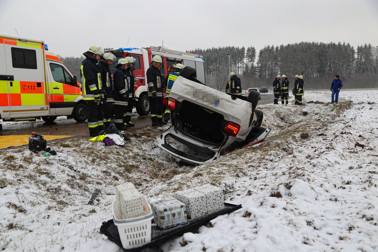 Konnersreuth_Unfall_191212-Auf glatter Fahrbahn abgekommen und auf dem Dach gelandet