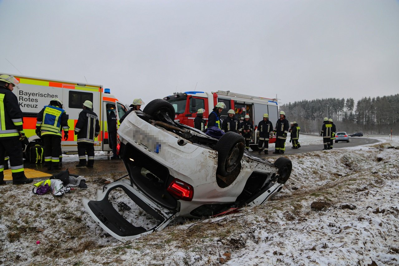 Konnersreuth_Unfall_191212-Auf glatter Fahrbahn abgekommen und auf dem Dach gelandet