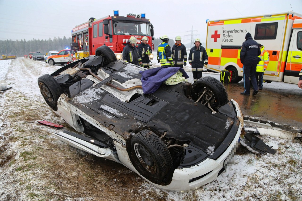 Konnersreuth_Unfall_191212-Auf glatter Fahrbahn abgekommen und auf dem Dach gelandet