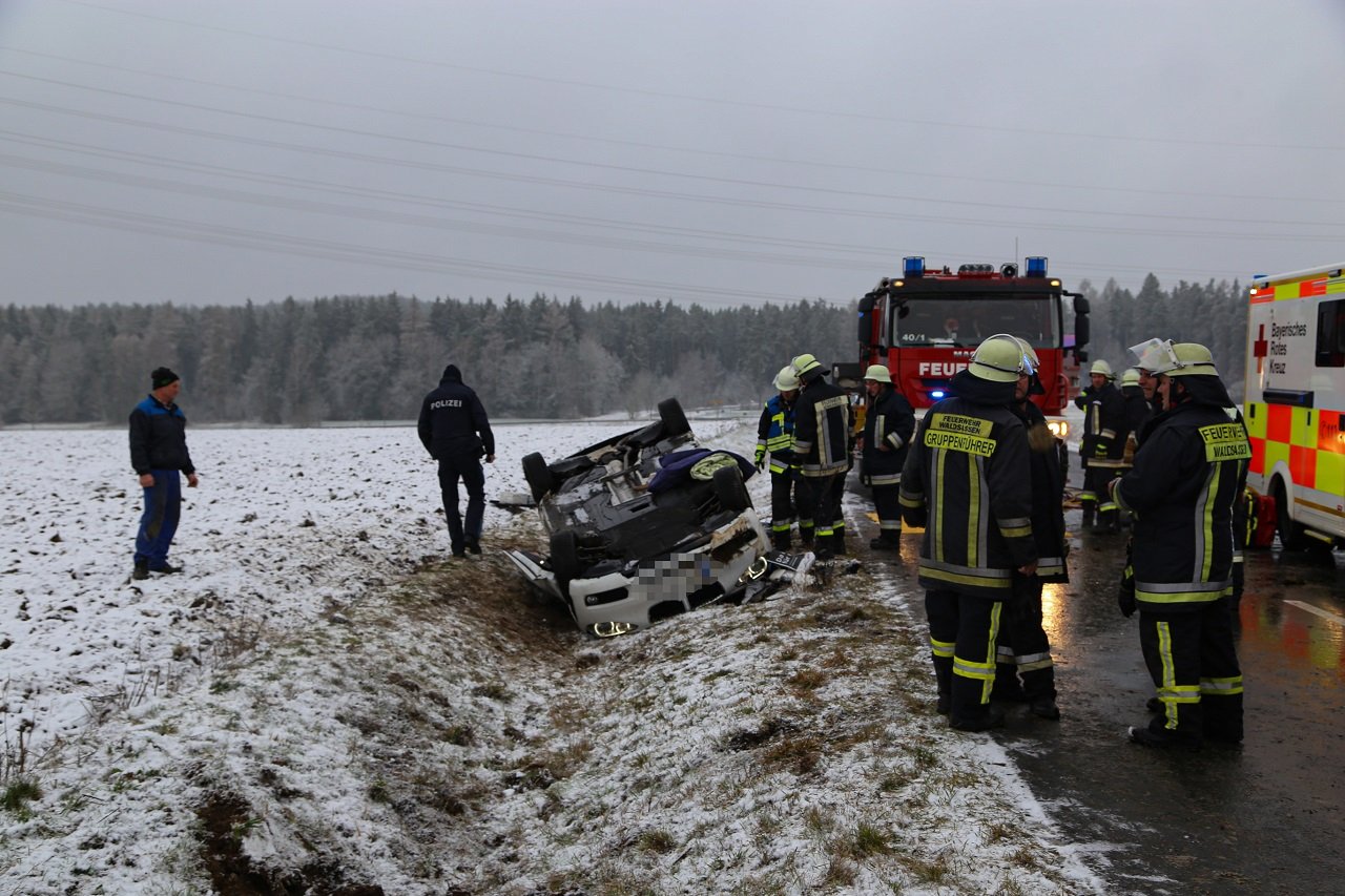 Konnersreuth_Unfall_191212-Auf glatter Fahrbahn abgekommen und auf dem Dach gelandet