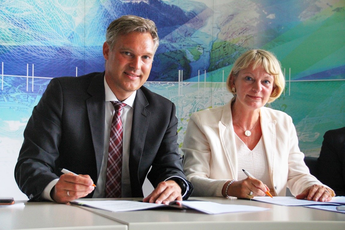 Kooperation Kooperationsvertrag ADBV Wolfgang Bauer Landesamts für Digitalisierung, Breitband und Vermessung Andrea Klug Bild OTH Amberg Weiden