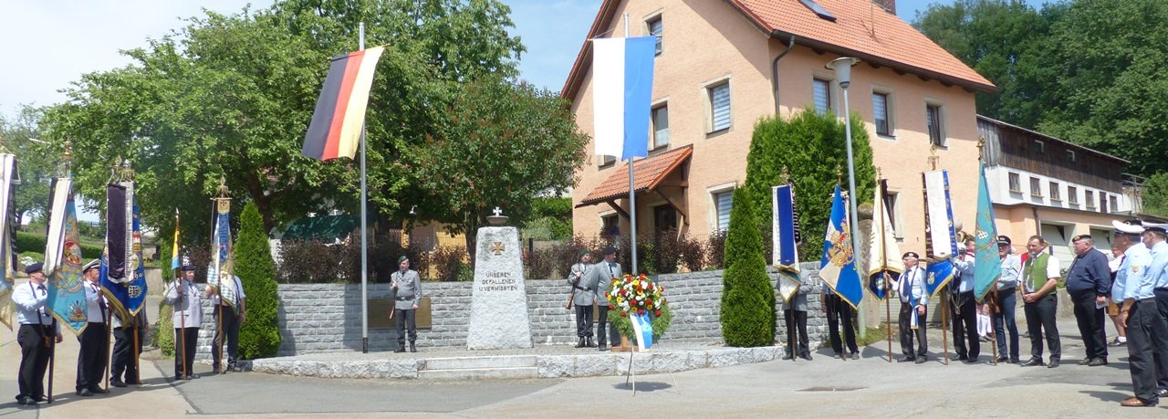 Kreiskriegertreffen Mitglieder der Soldaten- und Reservistenkameradschaft (SRK) Döllnitz Kriegergedächtnisstätte Bilder Sieglinde Schärtl