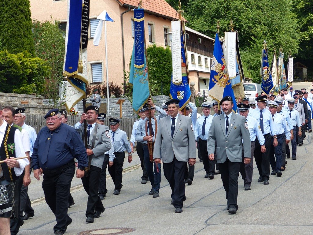 Kreiskriegertreffen Mitglieder der Soldaten- und Reservistenkameradschaft (SRK) Döllnitz Kriegergedächtnisstätte Bilder Sieglinde Schärtl3