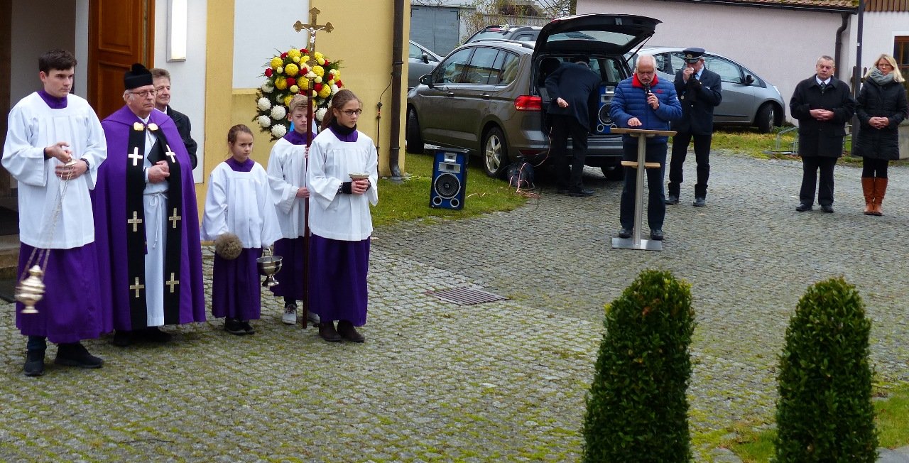 Kriegerdenkmal Volkstrauertag Neudorf bei Luhe Kranzgebinde2