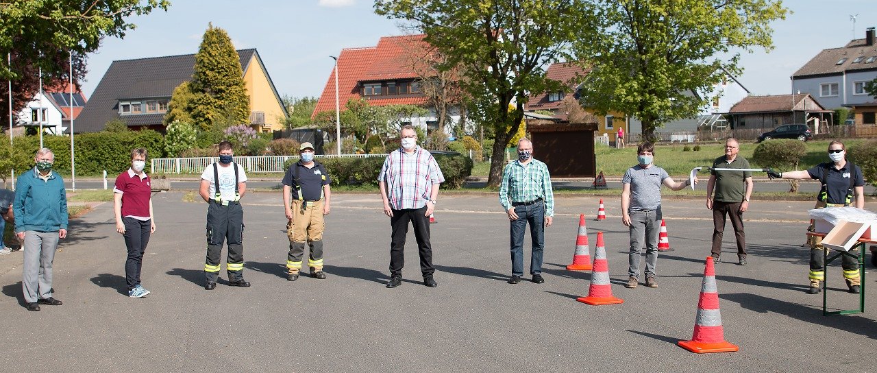 Krummennaab verteilt Schutzmasken Mundschutz Drive In Schutzmasken-Ausgabe Feuerwehr Krummennaab11
