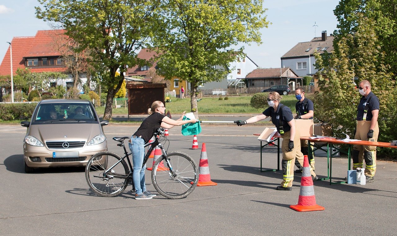 Krummennaab verteilt Schutzmasken Mundschutz Drive In Schutzmasken-Ausgabe Feuerwehr Krummennaab13