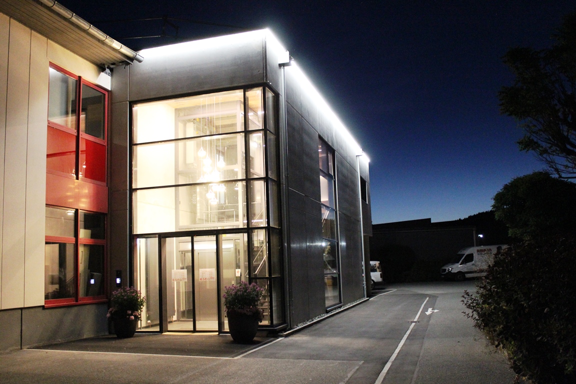 Küchenstudio Amann Anbau_Nacht Außenansicht (1)