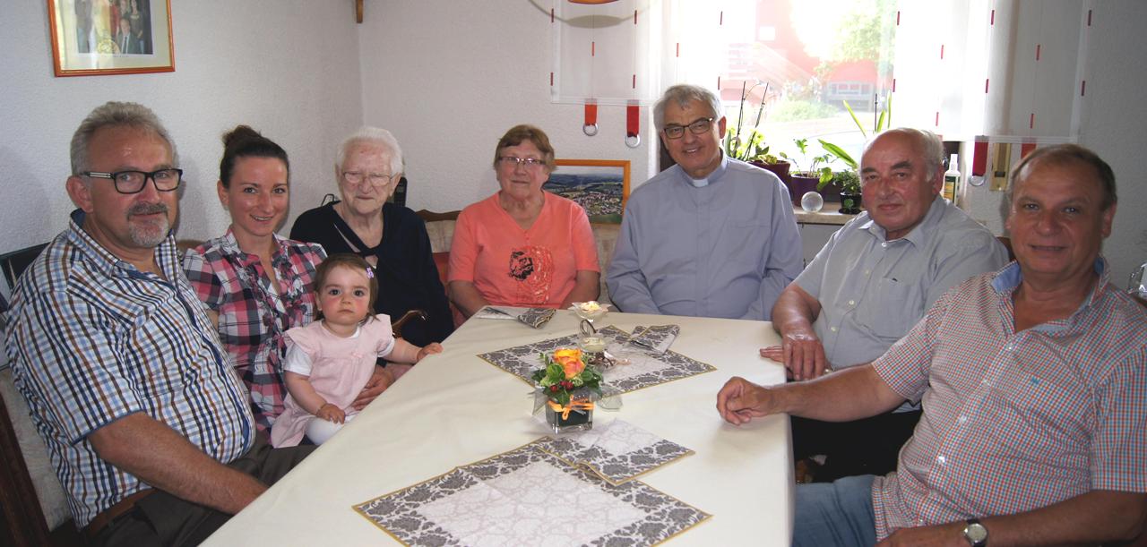 Zur 85. Geburtstagsfeier von Anna Kulikow (vierte von links) gratulierten: Bürgermeister Rudolf Schopper, Enkelin Stephanie Artmann mit Urenkelin Luisa, Anna Kulikow, Agathe Rippl, Manfred Wundlechner, Lorenz Enslein, Günther Liebs.