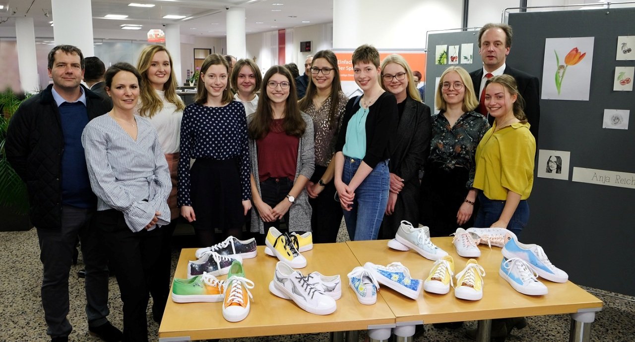 Kunstausstellung Sparkasse Maria Bauer, Hannah Bräuer, Sophia Bräuer, Olivia Kammerer, Anna-Lena Kippes, Katarina Kolieskova, Anja Reichl, Anna Reichl und Magdalena Süss