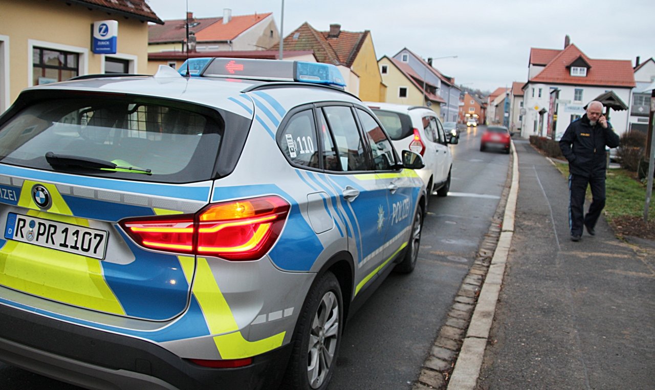 Kurioser Unfall Pressath Eschenbach Unfallflucht Auto Schott Bachstraße Pressath2