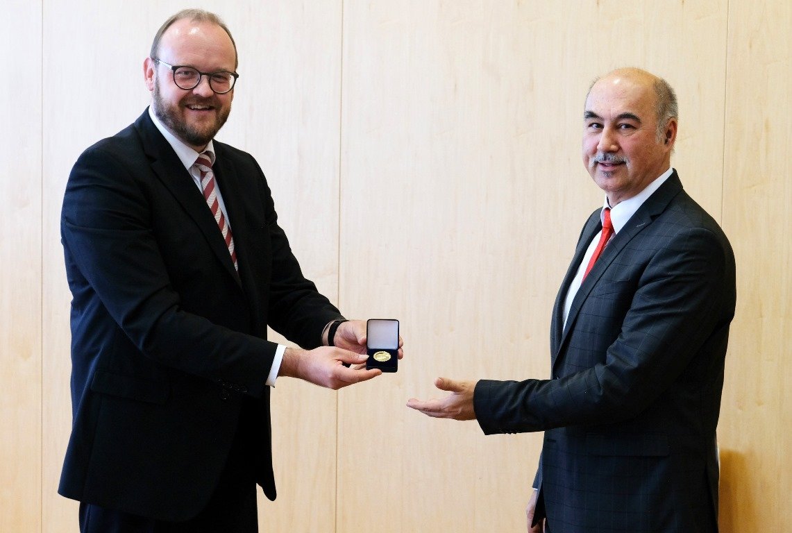 Landrat Andreas Meier Verleihung Medaille Josef Pflaum Sparkasse NeustadtWN