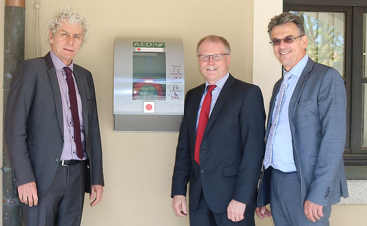 Landrat Wolfgang Lippert, Max Bindl, Walter Brucker Defibrillator Landratsamt Tirschenreuth