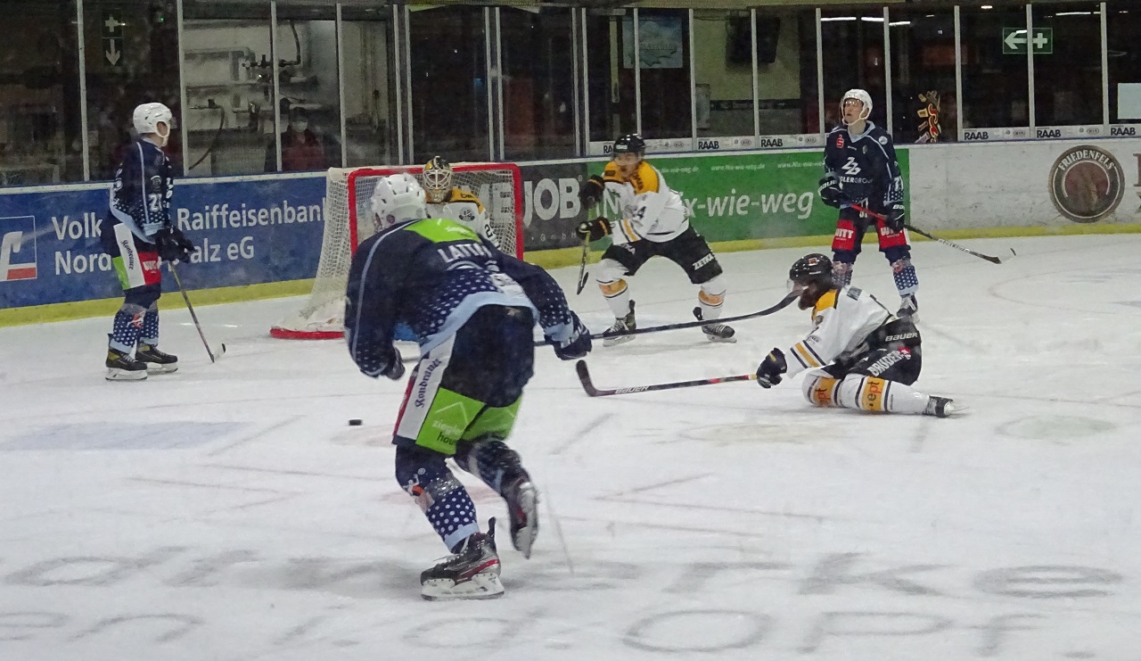 Latta Weidener Eisstadion Eishockey Spiel Weiden EV Weiden Blue Devils Bilder Chris Sternitzke
