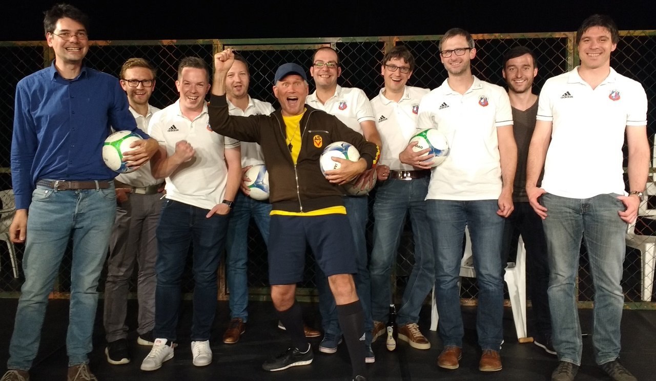 Leben bis Männer Premiere Landestheater Oberpfalz Theaterstück Stückpaten Fußballverein SV Vohenstrauß Regisseur Till Rickelt Schauspieler Wolfgang Krebs Bild LTO