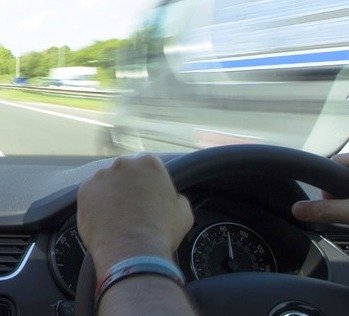 Lkw Auto überholen pixabay Symbol Polizei