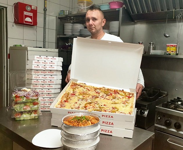 Mantel Michael Dausch TSG-Turnhallengaststätte kostenloses Essen für Klinikum Mitarbeiter Notaufnahme Corona Krise Bild Stephan Landgraf