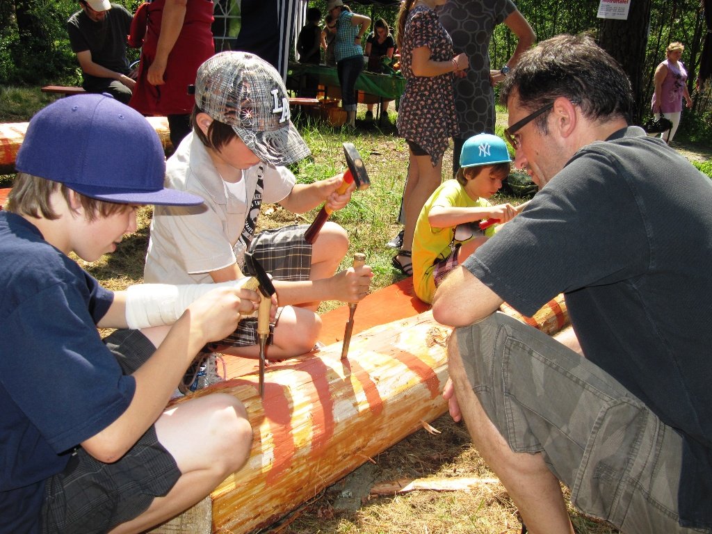 Marterpfahl_schnitzen, Waldkindergartenfest