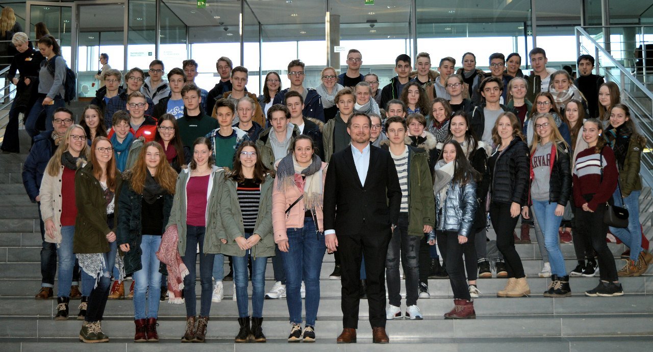 Md Uli Grötsch mit Schüler Gymnasium NeustadtWN