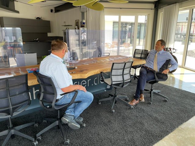 MdB Albert Rupprecht zu Besuch beim Stahlfertiger Stefan Voit Pleystein Waidhaus Firma Bild Walter Beyerlein