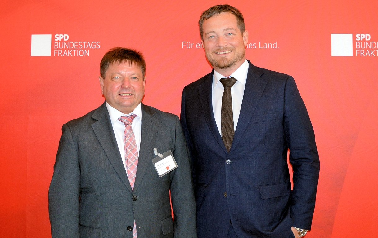 MdB_Uli_Grötsch_mit_Betriebsrat_Klaus_Grundler Philatelie Weiden