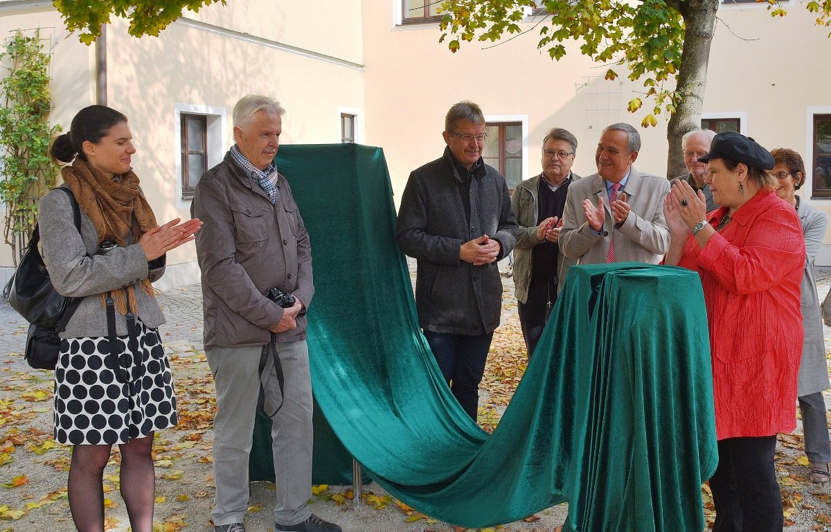 Meilenstein der Geschichte vor der Sparkasse am Schlörplatz in Weiden Bild Jürgen Wilke 1