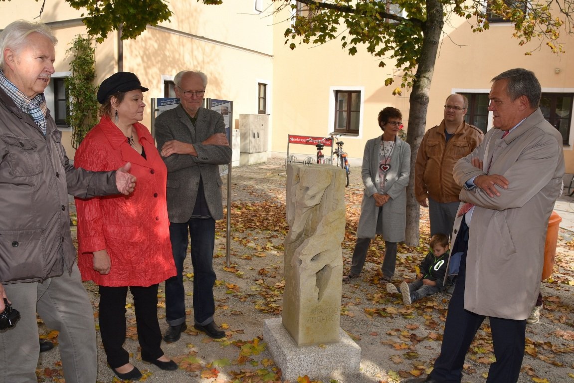 Meilenstein der Geschichte vor der Sparkasse am Schlörplatz in Weiden Bild Jürgen Wilke3