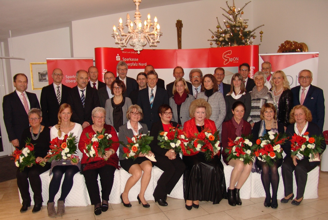 973 Dienstjahre: Sparkasse Oberpfalz Nord ehrt langjährige Mitarbeiter