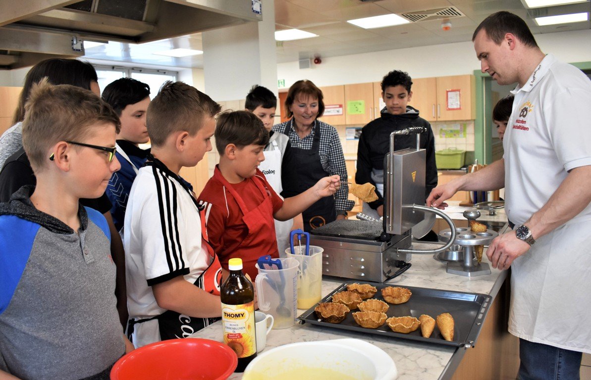 Mittelschule Grafenwöhr Eis Eiswaffel selber machen Bäckermeister Florian Pappenberger