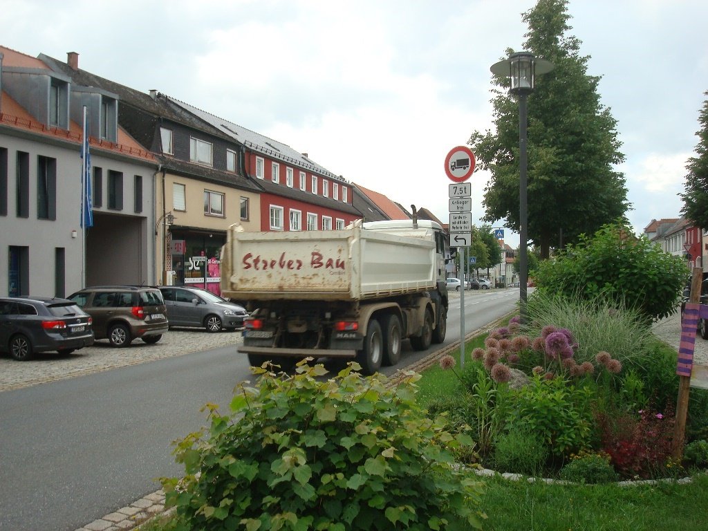 Mitterteich Lkw Lastwagen Symbol Symbolbild Stadtplatz Hauptstraße