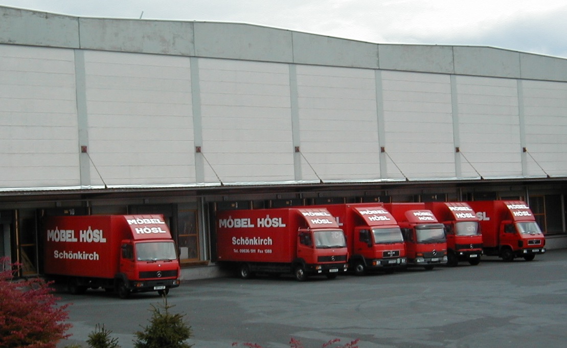 Möbel Hösl Schönkirch aktuelles Bild von Michaela Kalin 70 Jahre Fuhrpark